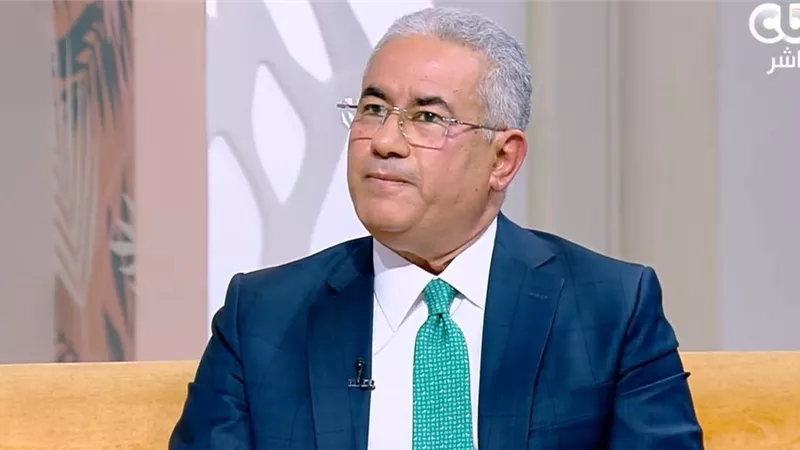 العصبية المفرطة والشعور بالترقب.. دكتور عبد الناصر يكشف علامات اضطراب القلق