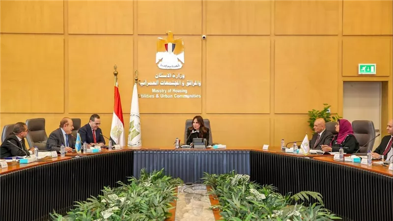 وزيرة الإسكان تبحث دعم الاستثمار الصناعي بمدينة العاشر من رمضان