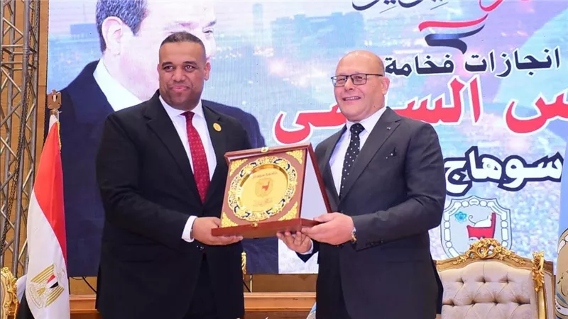 وسط تصفيق حاد.. جامعة سوهاج تكرم الكاتب الصحفي محمد كمال بعد تألقه بمؤتمرها