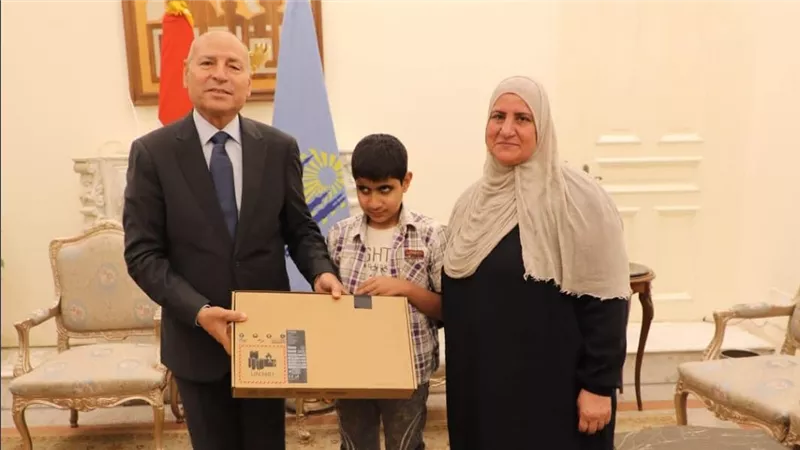 محافظ القاهرة يستقبل طالبا من ذوي الهمم ويهديه «لابتوب» تحقيقا لأمنيته