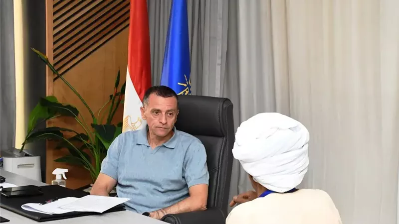 محافظ أسوان يستجيب لـ30 مواطنًا.. دعم لذوي الإعاقة ومساعدات عاجلة وفرص عمل