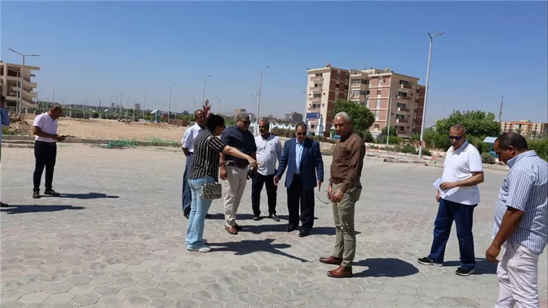 رئيس جامعة قنا يتابع تطوير الساحة المركزية أمام كلية الآداب 