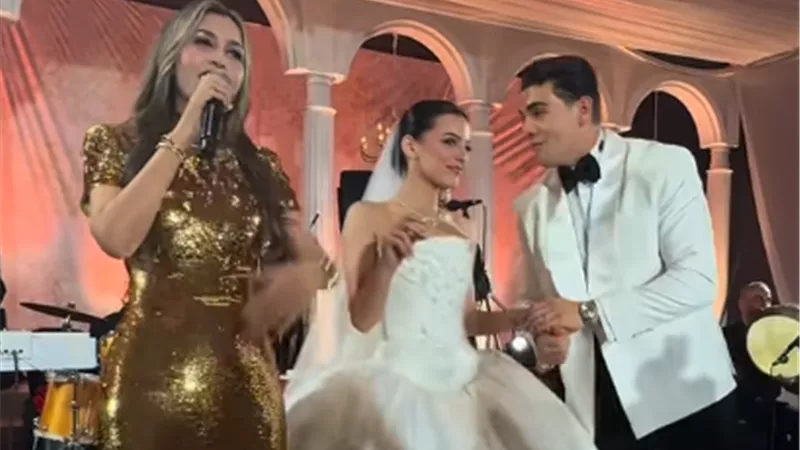 بفستان ذهبي.. جنات تتألق في إحياء حفل زفاف |فيديو 