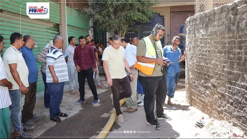 رئيس مياه الفيوم يقود فرق العمل للانتهاء من إصلاح تسريب غير مرئي بخط طرد صرف