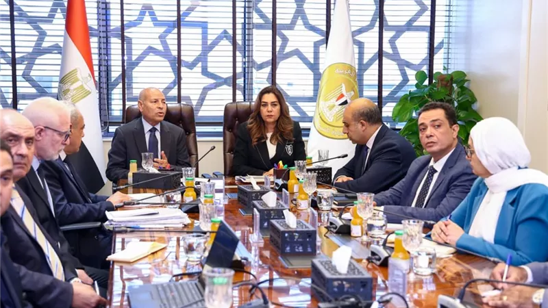 توجيهات بغلق البؤر العشوائية ومنع تراكم المخلفات بالعاشر من رمضان