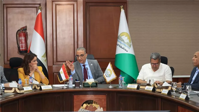محافظ الجيزة يستعرض أداء شركات النظافة لرفع كفاءة منظومة العمل