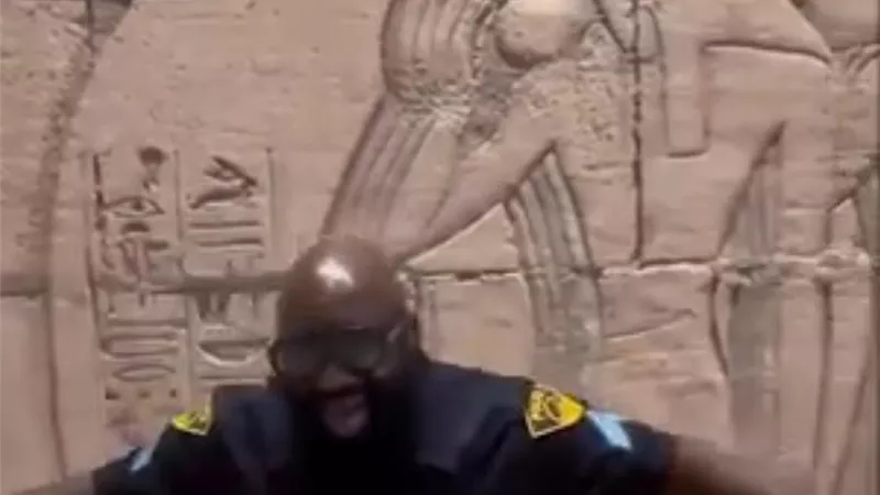 من شوارع أمريكا إلى قلوب المصريين.. إيريك هادسون يبهر الجميع بحبه للفراعنة