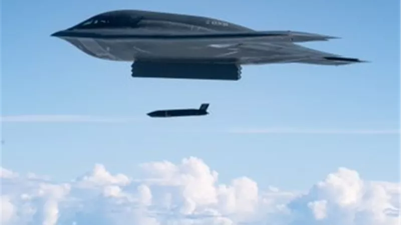 سلاح جديد.. أمريكا تطلق صاروخ LRASM من قاذفة الشبح B-2 لأول مرة