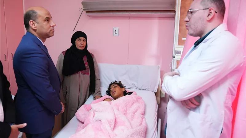 وزير العمل يزور مصابي حادث مشروع القطار السريع بمستشفى الشيخ زايد التخصصي