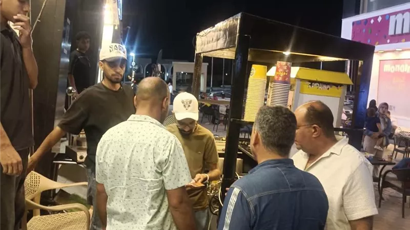 حملة مكبرة بحي السويس لمراجعة المحال التجارية وإزالة الإشغالات بالشوارع