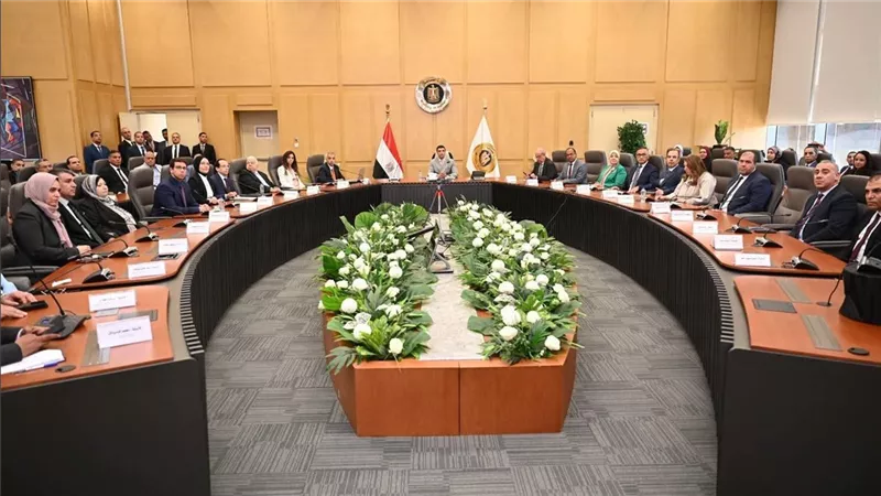 وزير الصناعة يستعرض خطة الوزارة ويكرم 19 موظفًا خلال اللقاء الدوري المفتوح