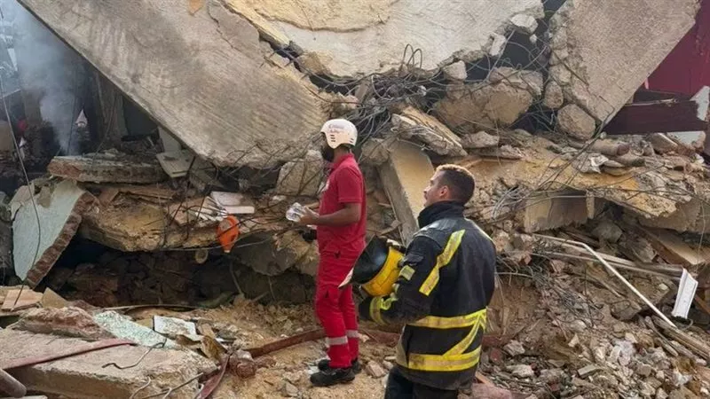 انهيار مسجد الرحمن بعد تصدعه جراء حريق مخزن أخشاب بمنشأة ناصر