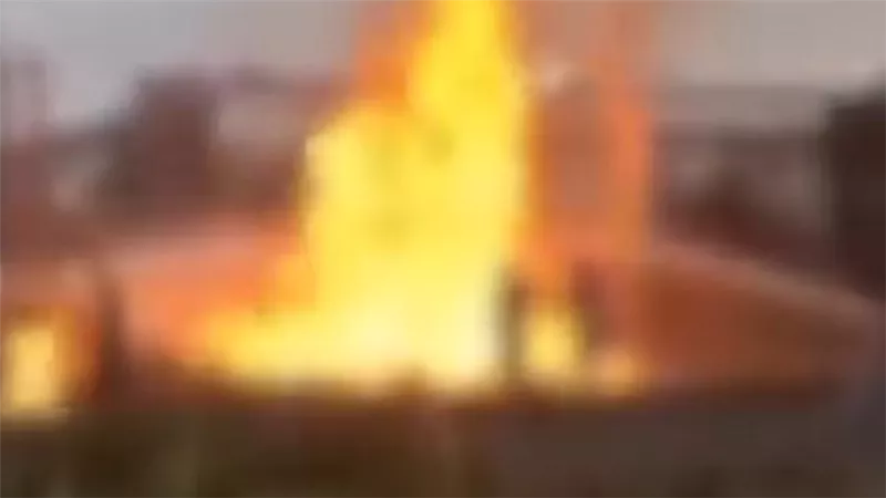 الدخان غطى السماء.. حريق ضخم بمصفاة هالديا الهندية يصيب عدداً من العمال