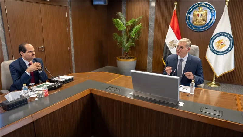 وزير البترول يتابع مع قيادات شركة «إيجاس» سير العمل والتحديات الحالية