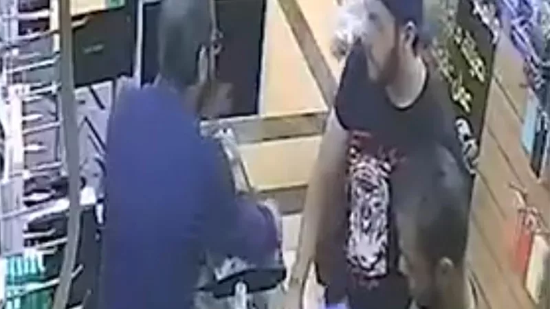 رفض إعادة وصلة الشاحن فاعتدى عليه.. مشاجرة داخل محل بحدائق القبة