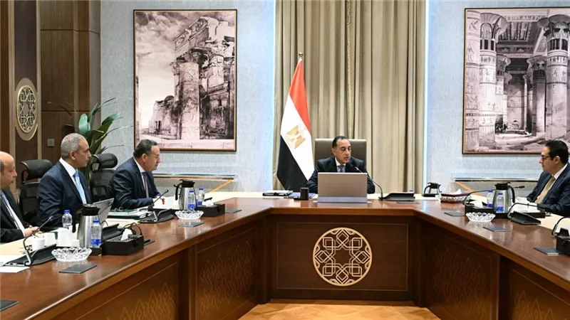 رئيس الوزراء يستعرض مخطط تطوير مستشفيات 