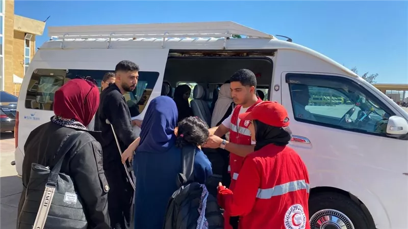 الهلال الأحمر المصري يستقبل الدفعة 57 من المصابين الفلسطينيين