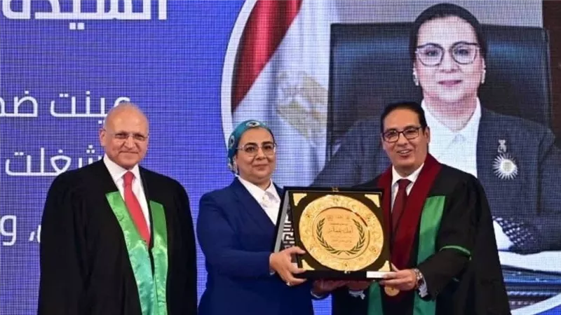 تكريم المستشارة أمل عمار تقديرًا لمسيرتها القضائية خلال احتفالية حقوق القاهرة 