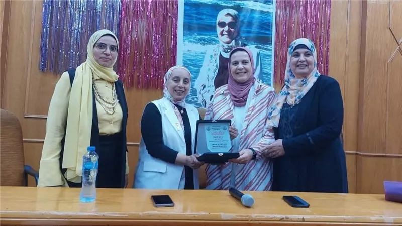 صحة الإسماعيلية تكرم مدير إدارة النفايات الطبية تقديرا لجهودها