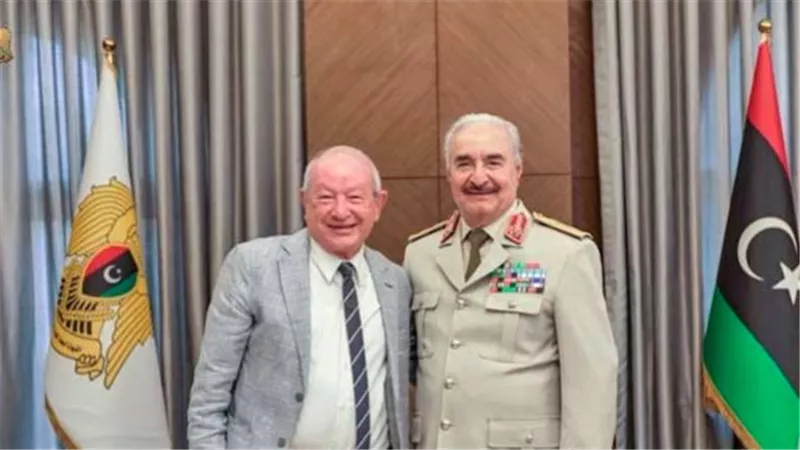 المشير خليفة حفتر يستقبل نجيب ساويرس لمناقشة فرص الاستثمار في ليبيا 