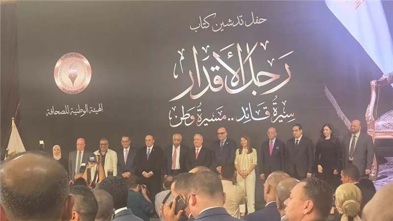 الشوربجي يلتقط صورة تذكارية مع المشاركين في إعداد كتاب 