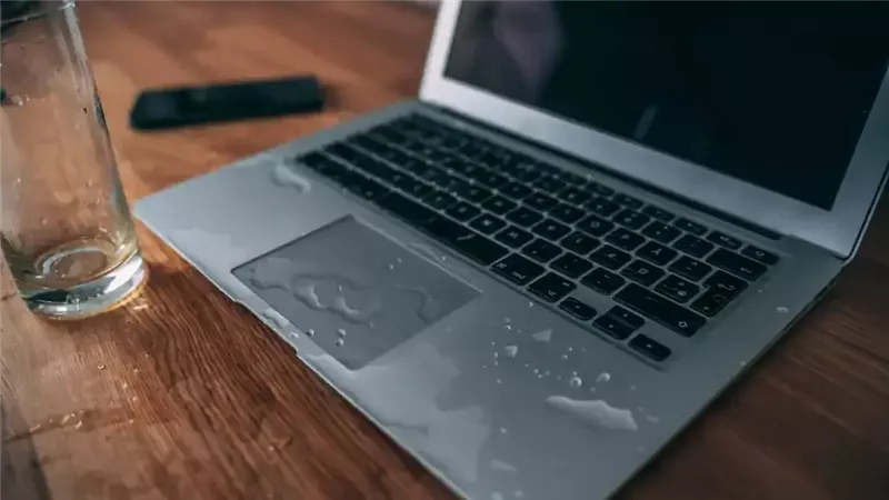 خطوات قد تنقذ جهازك..ماذا تفعل إذا انسكب الماء على اللاب توب؟