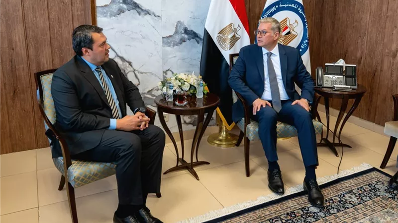 البترول و«AIQ» الإماراتية يبحثان توظيف الذكاء الاصطناعي لتعزيز الاكتشافات