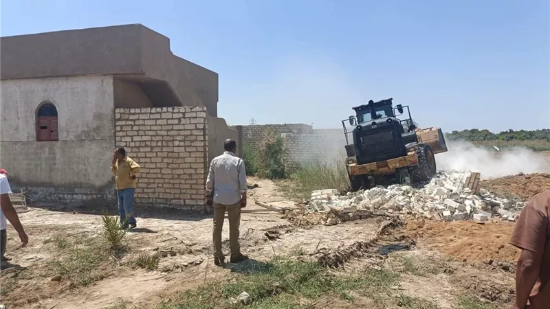 التحفظ على كراسي وترابيزات.. حملة مكبرة لرفع الإشغالات بمدينة السلام في السويس