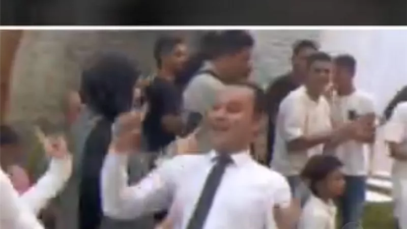 رجع شباب من تاني.. والد العروس يخطف الأنظار بفرحته في حفل الزفاف   