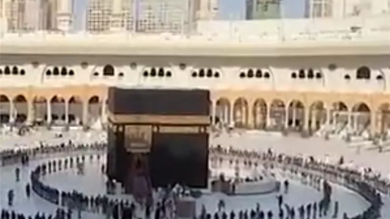  متجمعين بالمئات.. مراسم غسل الكعبة المشرفة تجذب أنظار المسلمين حول العالم