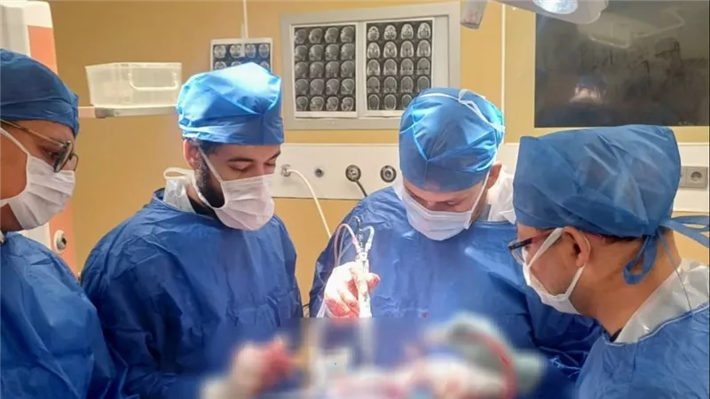 الرعاية الصحية تعلن نجاح أول جراحة دقيقة لاستئصال ورم ضاغط على المخ