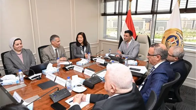 وزير الصناعة يبحث تركيب أنظمة طاقة شمسية في 20 منشأة حكومية