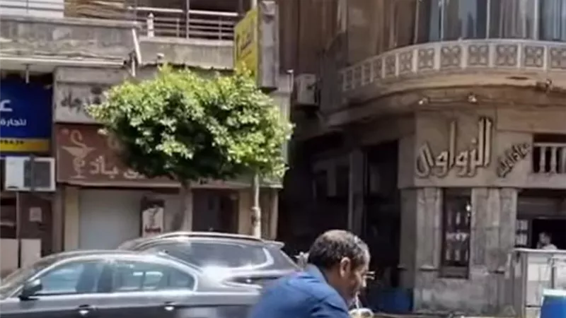 سند البنت أبوها.. أب يخطف الأنظار بصحبة ابنتيه التوأم على دراجة هوائيه