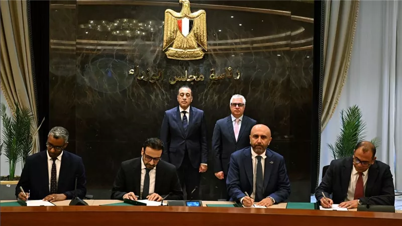 رئيس الوزراء يشهد توقيع 3 عقود لتقديم خدمات التخزين والتداول داخل قناة السويس