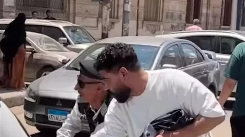 نزل يزق العربية بنفسه.. أمين شرطة يخطف الأنظار بموقف إنساني مؤثر