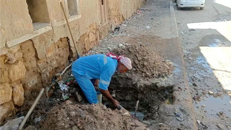 استجابة لشكاوى المواطنين.. تأمين بئر عمومي وإصلاح تسريب مياه بحي الأربعين 