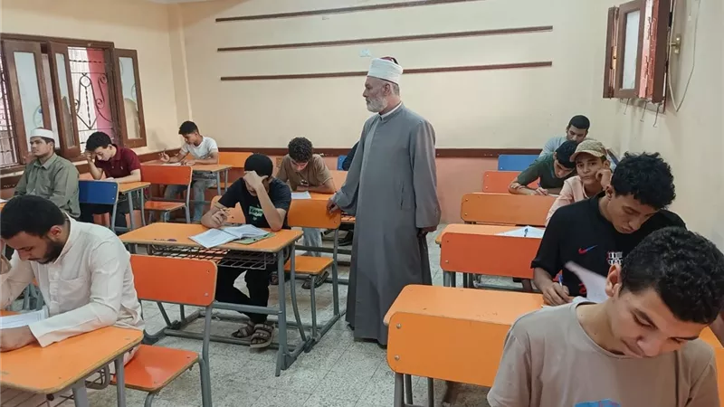 رئيس منطقة سوهاج الأزهرية يتفقد لجان أخميم.. وهدوء في امتحان التفسير