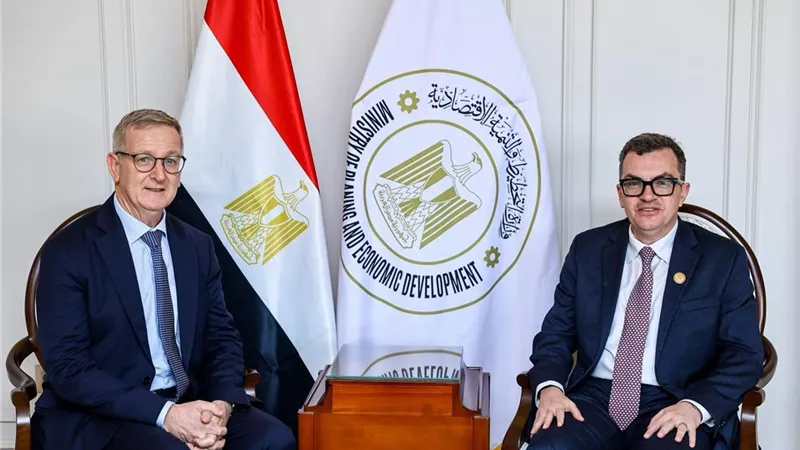 وزير التخطيط وسفير أيرلندا يبحثان التعاون في الاقتصاد الأخضر والتكنولوجيا