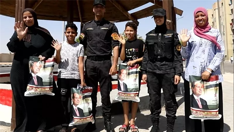 الداخلية تحتفل بذكرى 30 يونيو بتوزيع الهدايا على المواطنين في المحافظات