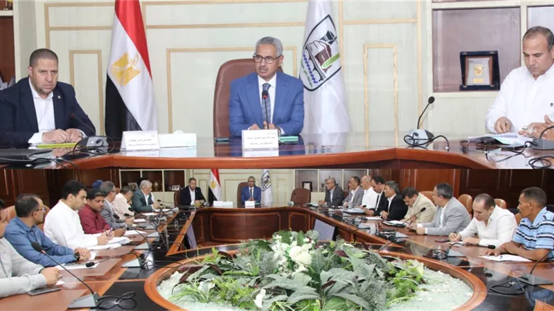 محافظ بني سويف يناقش الخطة الاستثمارية للعام المالي 2026/2027