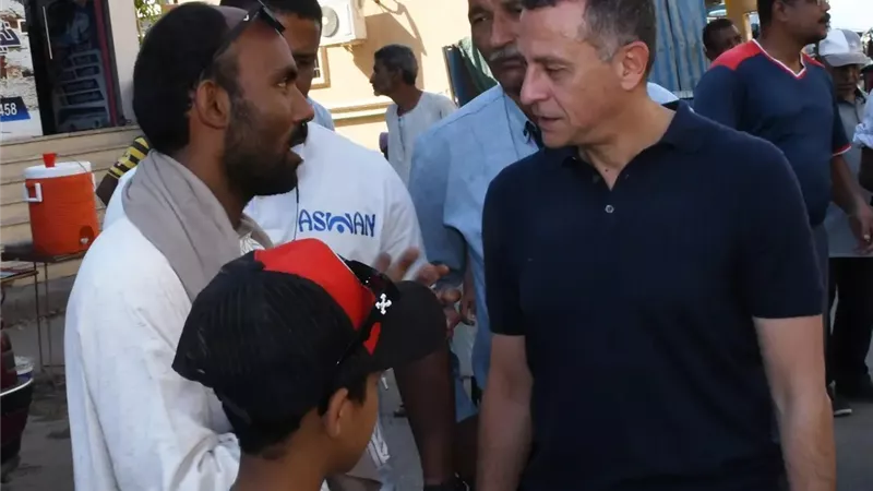 محافظ أسوان توفير باكيات جديدة للباعة الجائلين لتحقيق الإستقرار الأسري 