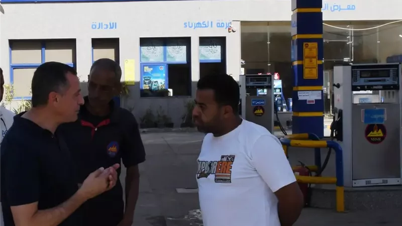 محافظ أسوان يتابع ميدانياً تطبيق منظومة تشغيل مركبات التوك توك الجديدة  