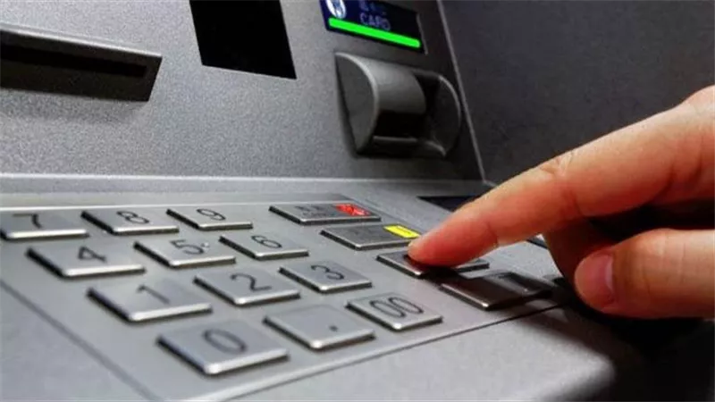 خطأ في تغذية ماكينة صراف ببني سويف يصرف 200 جنيه بدلًا من 100.. فيديو