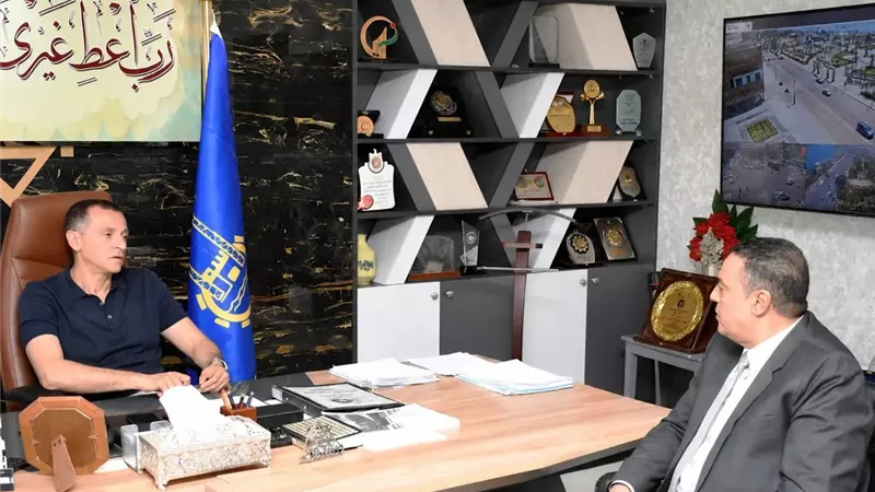 محافظ أسوان يبحث مع رئيس القناة الثامنة تعزيز التوعية المجتمعية وسرعةالإستجابة