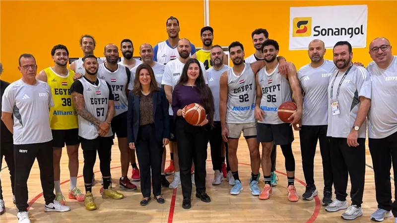سفارة مصر في أنجولا تستقبل بعثة منتخب السلة.. والسفيرة تتابع تدريبات الفراعنة 
