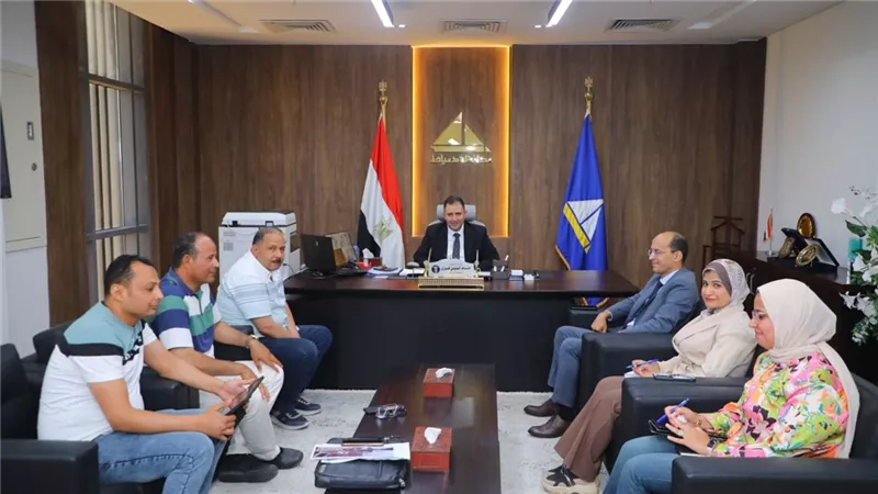 محافظ دمياط يبحث تطوير الصرف الصحي بقرية الخياطة ويوجه بحصر المشروعات 
