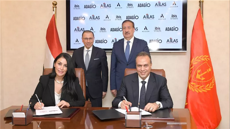 محافظ بورسعيد يشهد توقيع اتفاقية لإقامة مشروع فندقي عالمي داخل قرية 