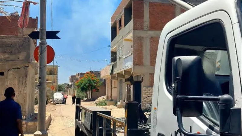 استئناف أعمال صيانة أعمدة الإنارة بقرية المعدية بالبحيرة