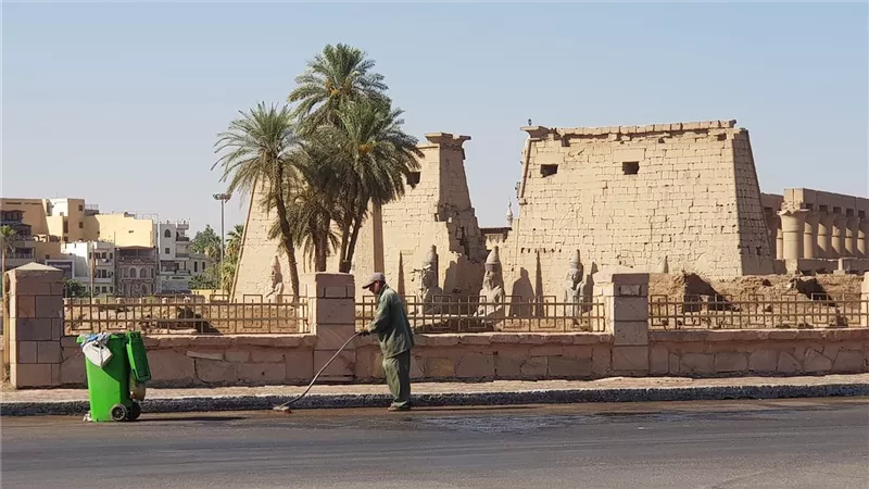  مخلفات بعض عربات الحنطور تُضاعف أعباء عمال النظافة في الأقصر