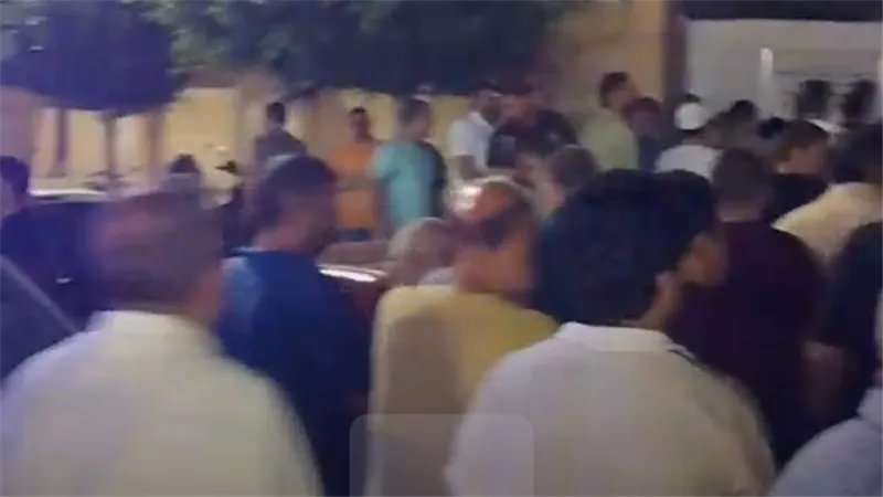 المئات يشيعون جثمان أم وابنتها في دمياط بعد وفاتهما اختناقا بالغاز